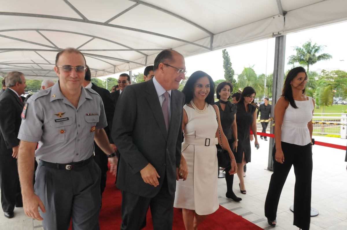 Chegada do governador eleito Geraldo Alckmin <a style='float:right;color:#ccc' href='https://www3.al.sp.gov.br/repositorio/noticia/12-2010/GOVERNADOR CHEGA.jpg' target=_blank><i class='bi bi-zoom-in'></i> Clique para ver a imagem </a>